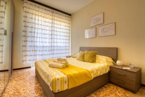 CaseOspitali - CASA LUCE a due passi dal SAN RAFFAELE - 1 bedroom e divano in soggiorno